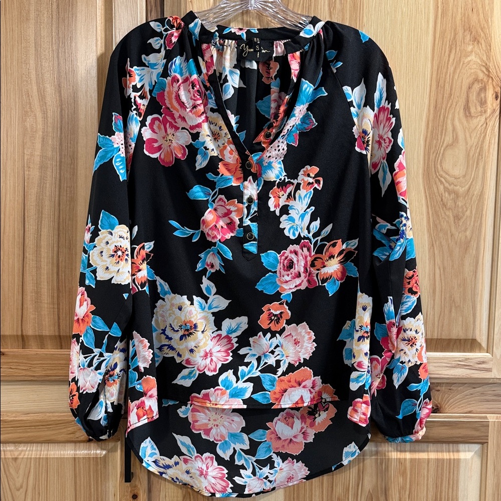 Yumi Kim Floral V-Neck Long Sleeve Blouse Black Pink & Blue Flowers Sz S
